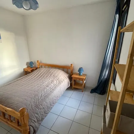 Charming With Balcony In Montalbert לה פלאנייה